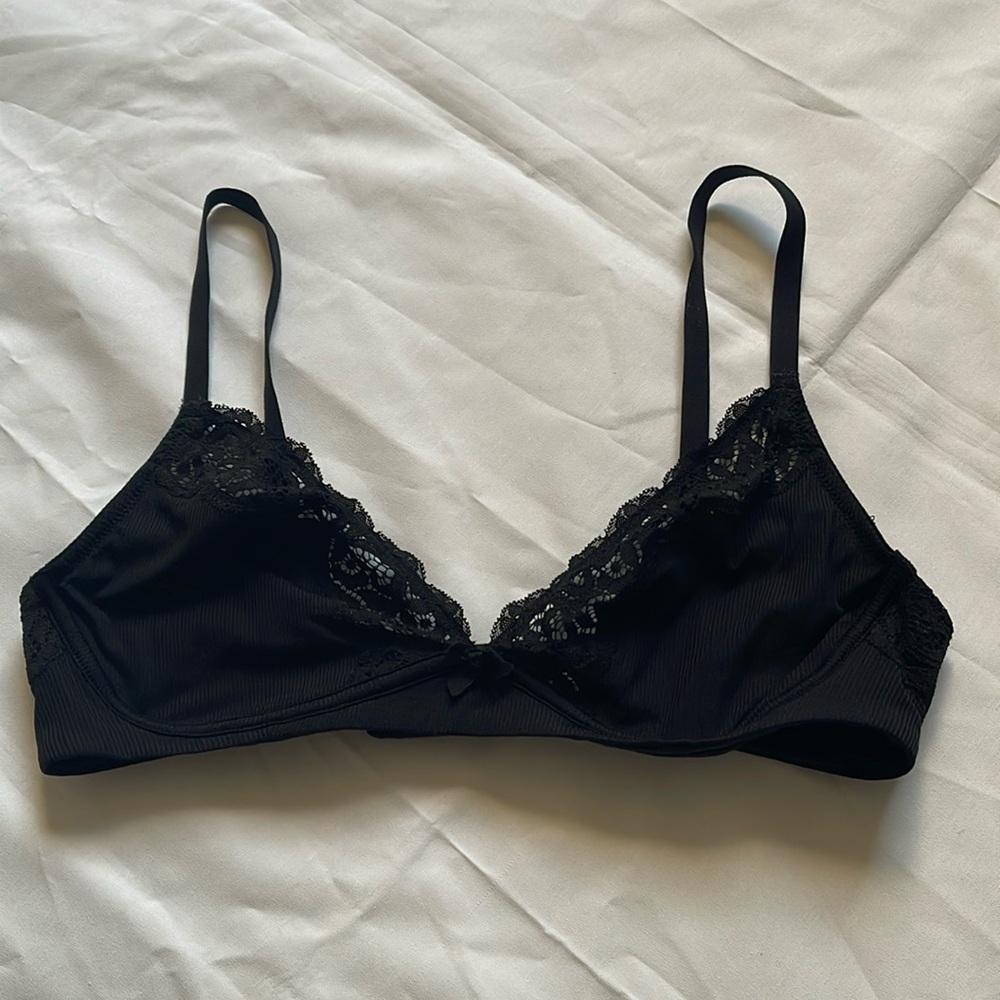 1471- Victorias Secret Body by Victoria black bralette- Large